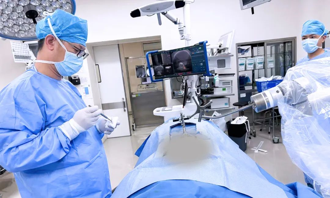 醫(yī)生使用國產(chǎn)機(jī)器人輔助骨科手術(shù)